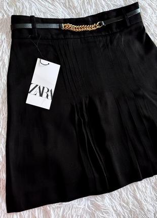 Стильная черная юбка zara с вставками плиссировки и золотой фурнитурой6 фото