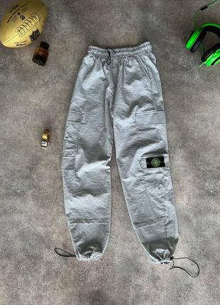 Чоловічі штани stone island у сірому кольорі, стильні та зручні штани на кожен день