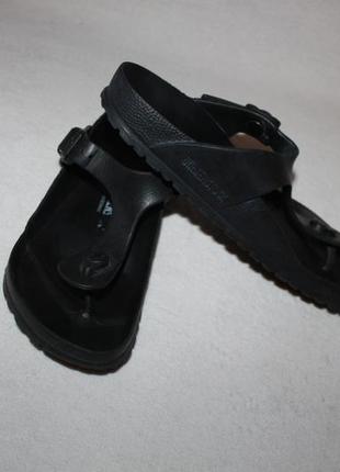 Шльопанці сланці фірми birkenstock 39 розміру за устілкою зазначено 25 см.