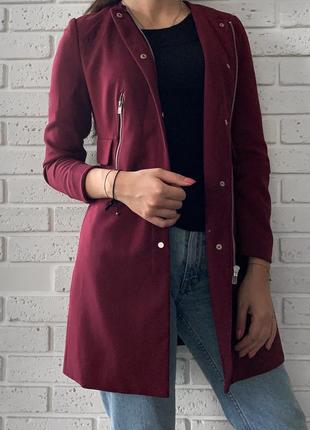 Stradivarius пальто бордовое
