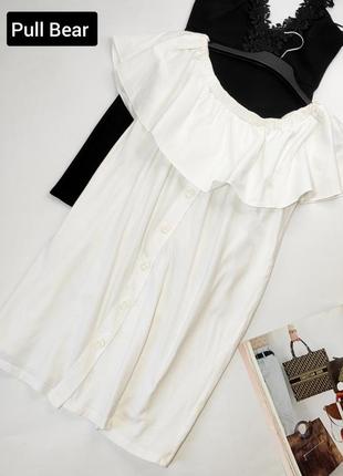 Платье женское белое прямого кроя с оборками от бренда pull bear1 фото