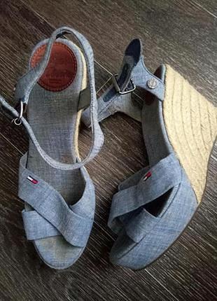 Tommy hilfiger фірмові босоніжки на танкетці розмір 38