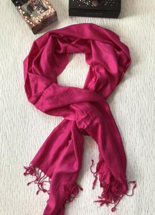 Яркий розовый шарф - платок из легкой ткани