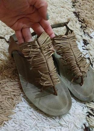 Повністю натуральні босоніжки в'єтнамки clarks на топу 25,5 см