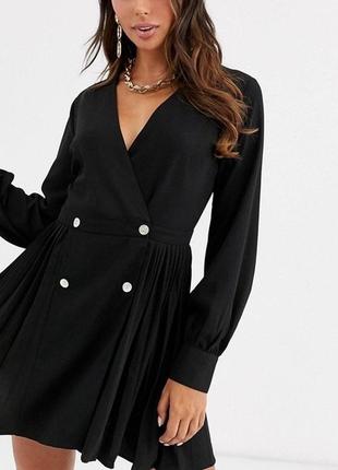 Черное короткое приталенное платье с плиссировкой missguided