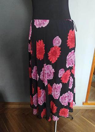 Спідниця чорна великі яскраві квіти розширена до низу батал