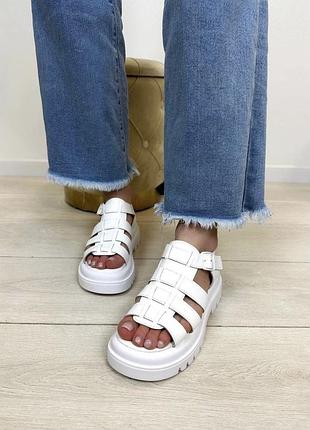 Босоніжки сандалі на платформі плетені шкіряні білі з ремінцями