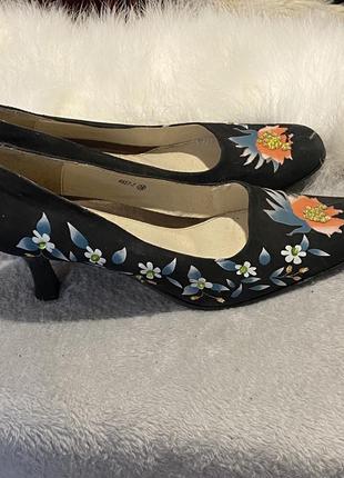 Замшевые туфли на каблуке , украшены цветами4 фото