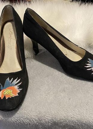 Замшевые туфли на каблуке , украшены цветами2 фото