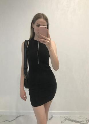 Черное платье на замочке
