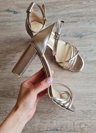 Стилтні золотисті босоніжки на каблуку marco tozzi
