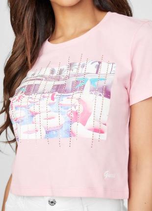 Женская укороченная футболка guess с принтом и стразами4 фото