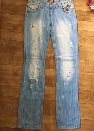 Рваные джинсы. голубые джинсы. прямые джинсы. джинсы с цепями