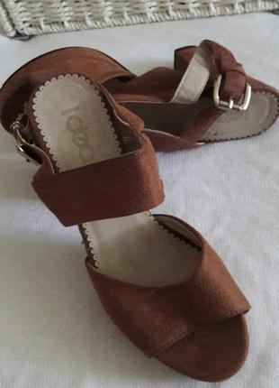 Босоножки женские на каблуке