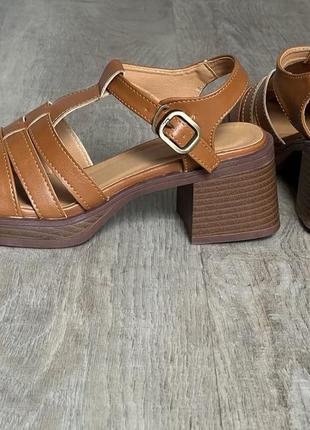 Трендові босоніжки сандалії