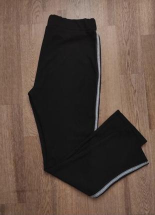 Брюки брюки с эластичной талией и боковыми полосами серебристыми лампасами2 фото