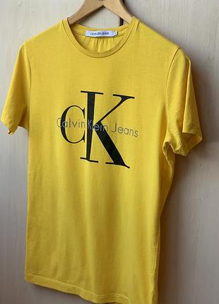 Дуже класна яскрава футболка у жовтому кольорі від calvin klein оригінал
