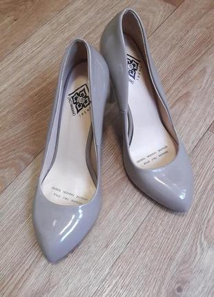 Жіночі туфлі човники бежевого кольору на шпильці - 37 розмір