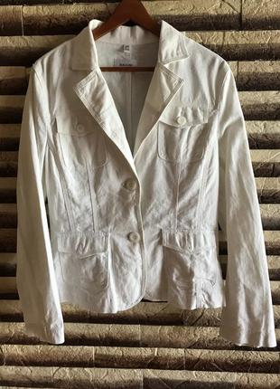 Пиджак белого цвета