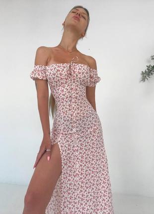 Сукня у квітковий принт з відкритими плечима та розрізом на нозі