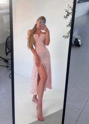 Сукня у квітковий принт з відкритими плечима та розрізом на нозі