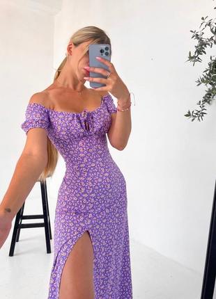 Сукня у квітковий принт з відкритими плечима та розрізом на нозі