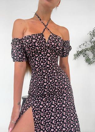 Сукня у квітковий принт з відкритими плечима та розрізом на нозі