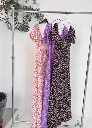 Сукня у квітковий принт з відкритими плечима та розрізом на нозі