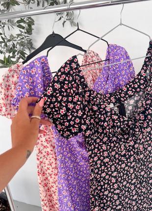 Сукня у квітковий принт з відкритими плечима та розрізом на нозі