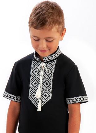Вышиванка для парней черно-белая.