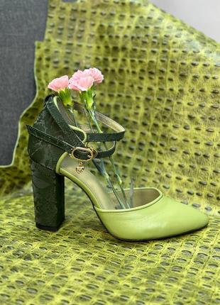 Зеленые кожаные босоножки с острым носком много цветов5 фото