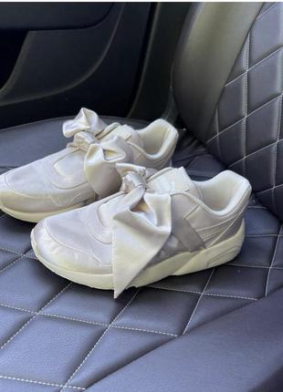 Молочные кроссовки с бантом puma rihanna fenty 37 размер1 фото