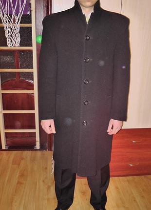Класичне ділове чоловіче пальто