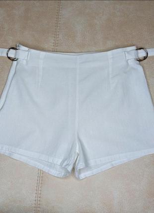 Белоснежные шорты на размер с.