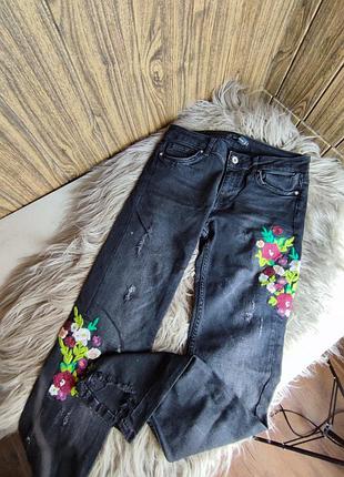 Скінні з вишивкою