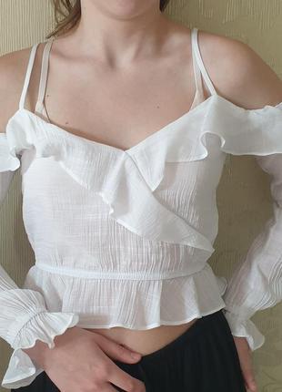 Легка біла блуза з відкритими плечими і довгим рукаврм