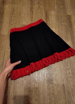 Вязаная теплая черная юбка с красными вставками осенняя зимняя1 фото