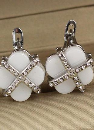 Сережки xuping jewelry конюшина з камінням навхрест із білою керамікою 1.3 см сріблясті