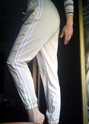 Светлые спортивные штаны, джогери1 фото