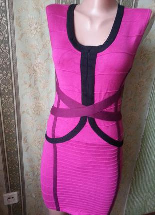 Сукня облягає з щільного трикотажу.