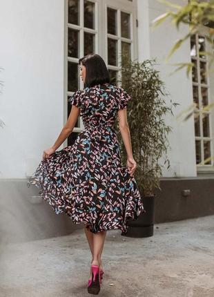 Шелковое платье длины миди на запах с ярким принтом модель: 556016 фото