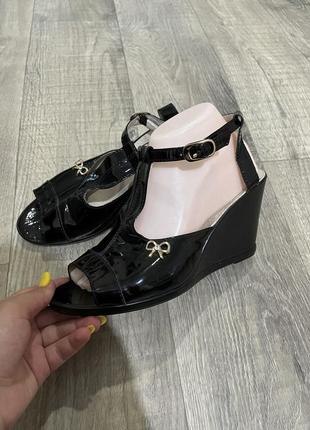 Чорні босоніжки жіночі/чорні босоніжки на танкетці