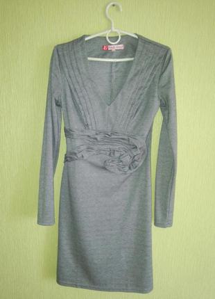 Серое теплое платье с объемным узором1 фото