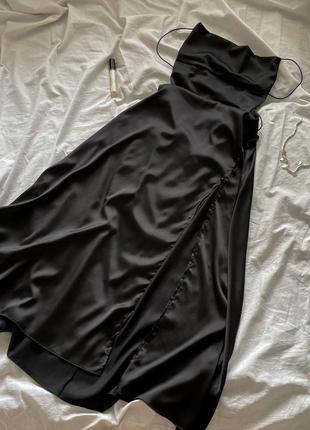 Роскошные и соблазнительные сатиновые платья с высоким разрезом и пуговицами на бедре 🖤8 фото