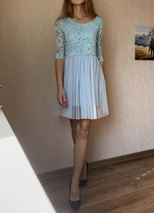 Стильная нарядная лёгкая платье голубое гипюр с фатином