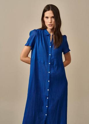Шикарное платье-рубашка миди длины фактурной тканью трендовогосинего цвета на пуговках2 фото