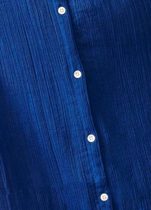 Шикарное платье-рубашка миди длины фактурной тканью трендовогосинего цвета на пуговках6 фото
