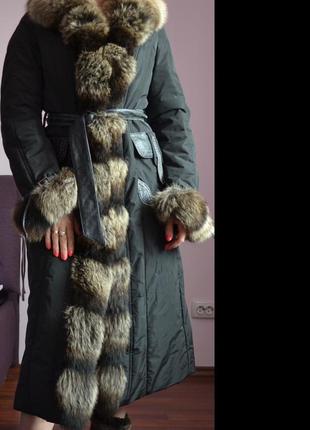 Зимнее пальто с меховым воротником и манжетами италия1 фото