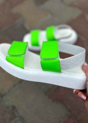 Яркие зеленые кожаные женские босоножки с липучками на белой подошве
