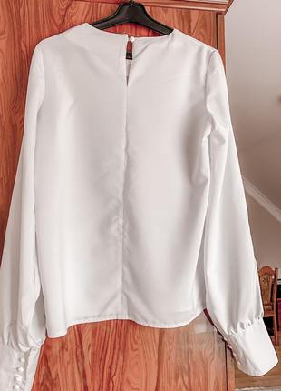 Белая блузка с декоративными пуговицами р 44-463 фото